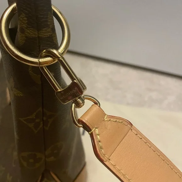 Excellent condition, with box and dust bag.less than a year old . - Picture 5 of 10